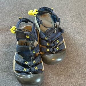 Boys keen sandals size 10